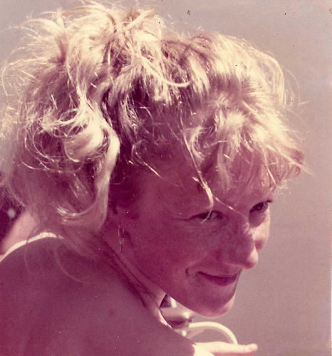 Colour photo of Marie-Lies Birchler from July 1978, looking over her shoulders and smiling.