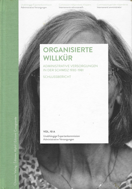 Book cover of the final report of the Independent Expert Commission on Administrative Provisions (UEK). It features a portrait of an affected person, photographed by Jos Schmid. The image is overlaid by a white-filled text box with the title of the volume: "Organized Arbitrariness."