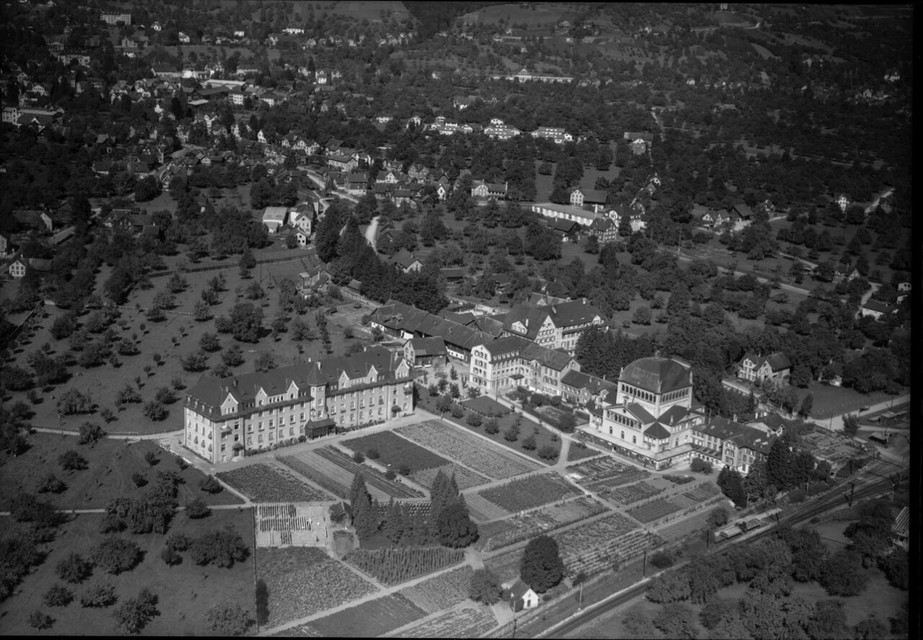 The impressive stone buildings rise over several floors. From the air, the expansiveness of the gardens, which belonged to the institution, is also visible.