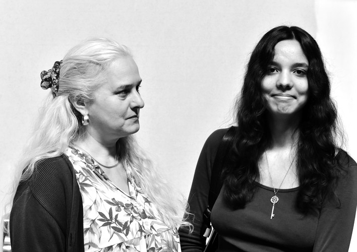 The photo shows Julia (right) and Tanja Meier (left) in a black and white half-length shot. The mother looks at her daughter as she smiles at the camera.