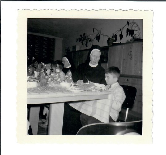 Das Schwarz-Weiss-Foto zeigt Beni Freudiger im Alter von sieben Jahren, wie er sein Osternest betrachtet. Er sitzt am Tisch, neben ihm eine Schwester. Im Hintergrund sitzt eine weitere Schwester mit anderen Kindern.